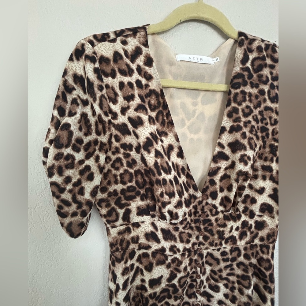 ASTR The Label leopard print button-down dress - Picture 5 of 10
